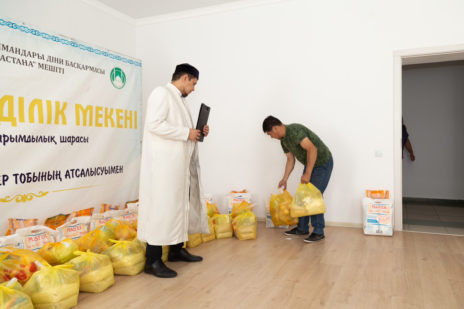 «Әл-Фараби»: Мешіт ұжымы мұқтаж отбасыларға қолдау көрсетті (фото)